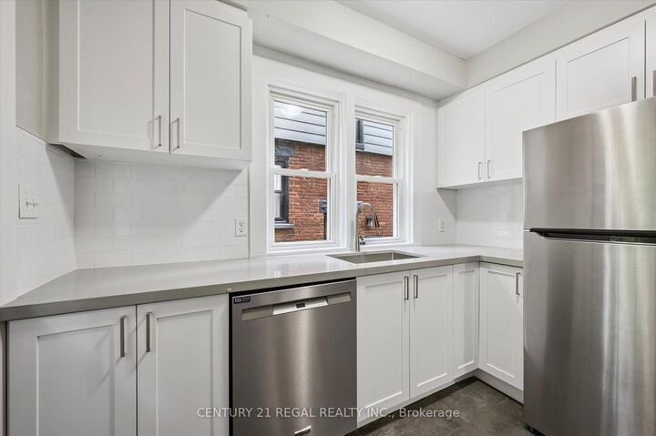 Photo de la propriété: 14 Stirling Avenue N ON N2H 3G5