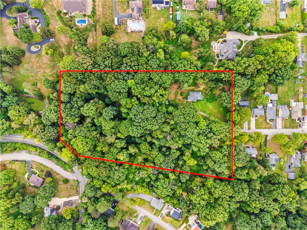 Property Photo:  2501 Oakwood Rd  PA 15116 