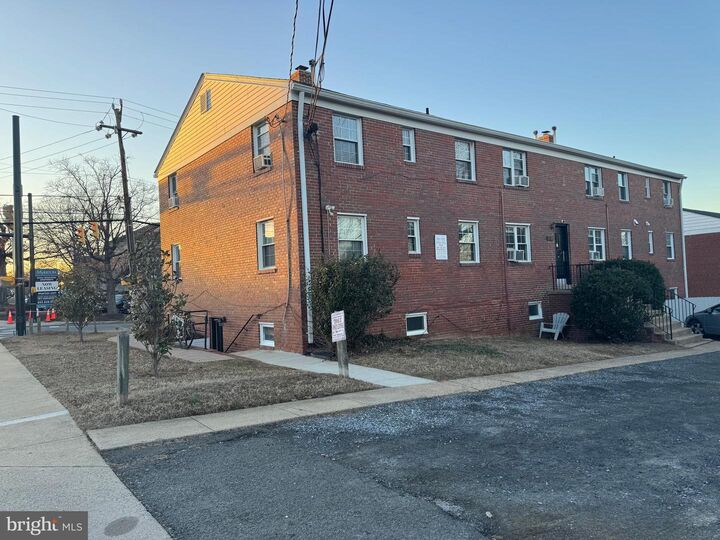 133 S Courthouse Road 8  Arlington VA 22204 photo