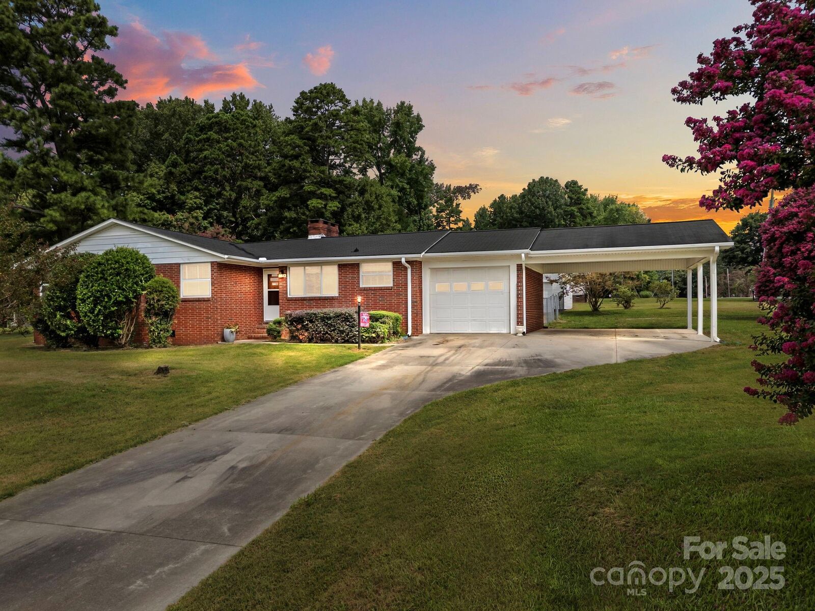 Property Photo: 206 Fairfax Drive NC 28146