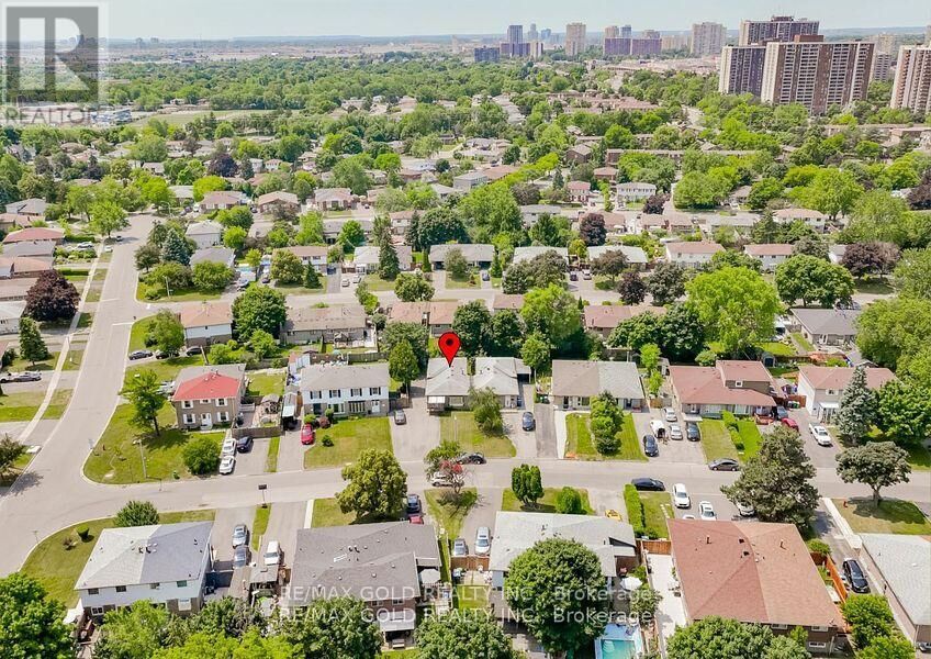 Photo de la propriété: 10 Edenridge Drive ON L6T 3B1