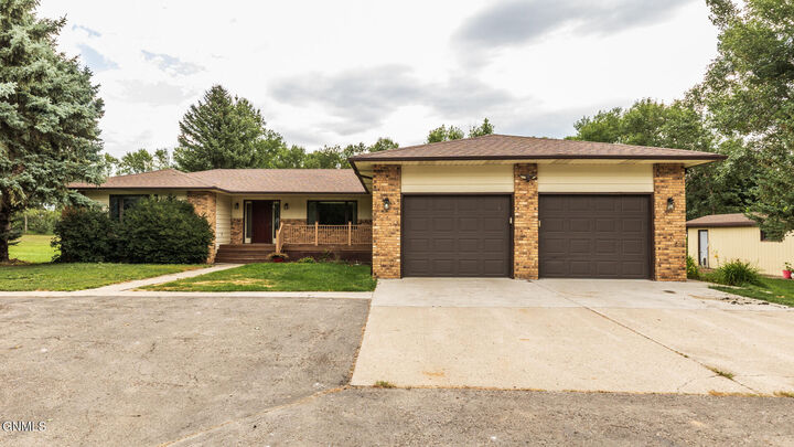 5020 Grassy Lane  Bismarck ND 58503 photo