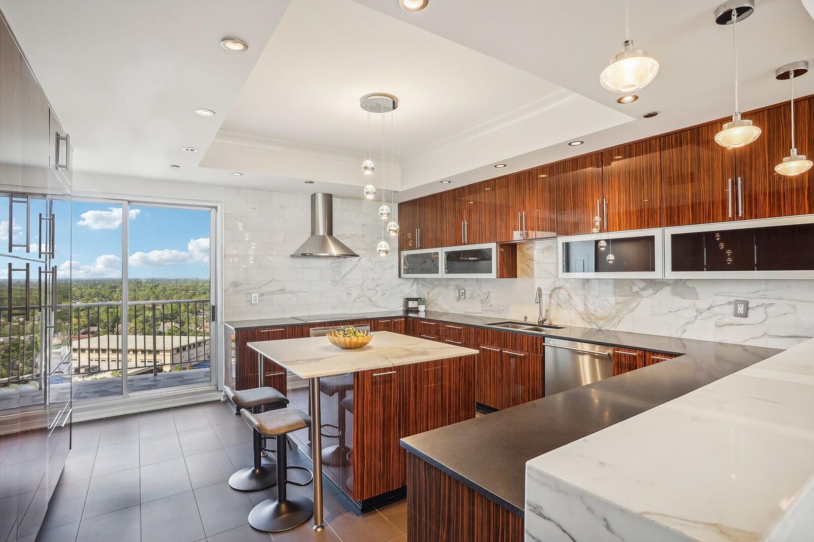 Property Photo:  121 N Post Oak Lane 1805  TX 77024 