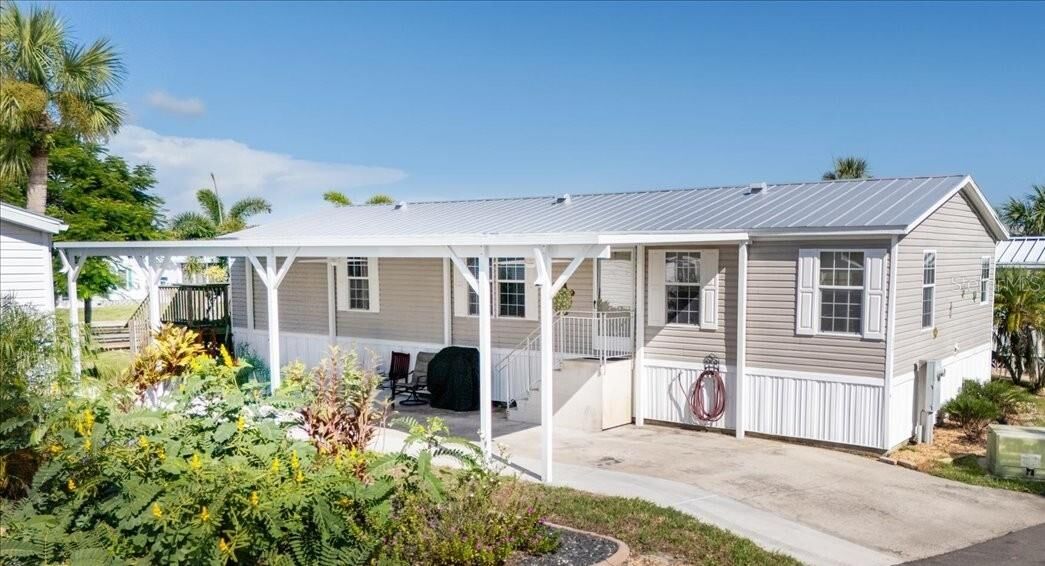 Property Photo: 3127 Bayside Parkway FL 33982