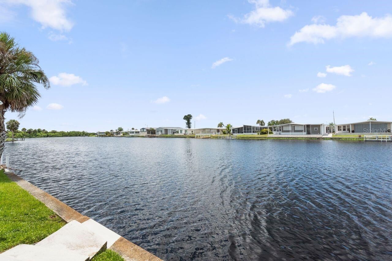 Property Photo: 516 Ideal Place FL 34287