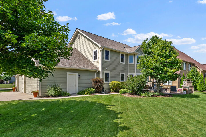 Property Photo: 1090 Canary Ct WI 53024