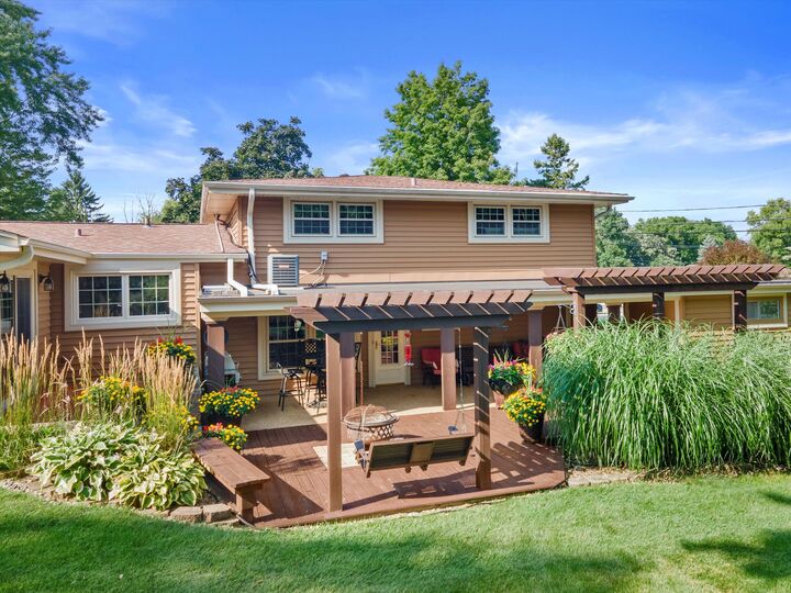 Property Photo: 11331 W Carroll Cir WI 53132