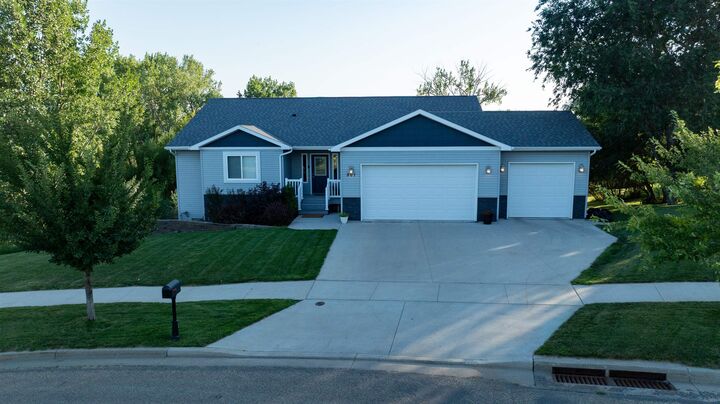 501 27th St NW  Minot ND 58703 photo