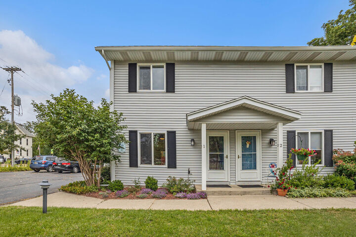 Property Photo:  39 Ellis Street  MI 49406 