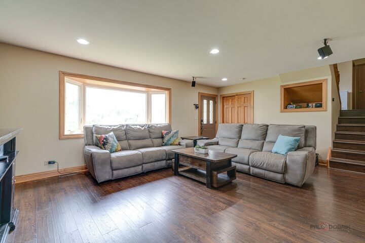 Property Photo: 422 S Thornwood Drive IL 60046
