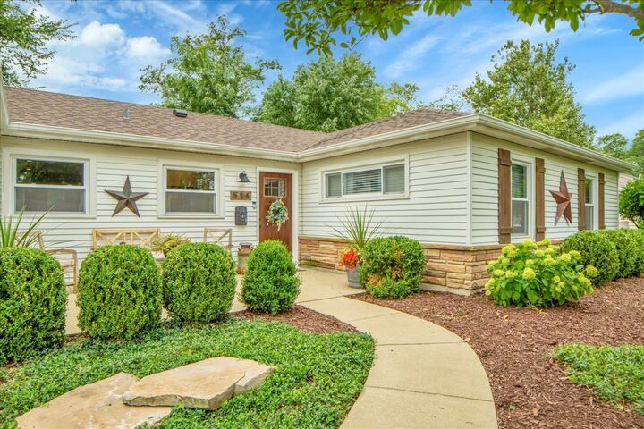Property Photo: 514 Turf Lane IL 60187