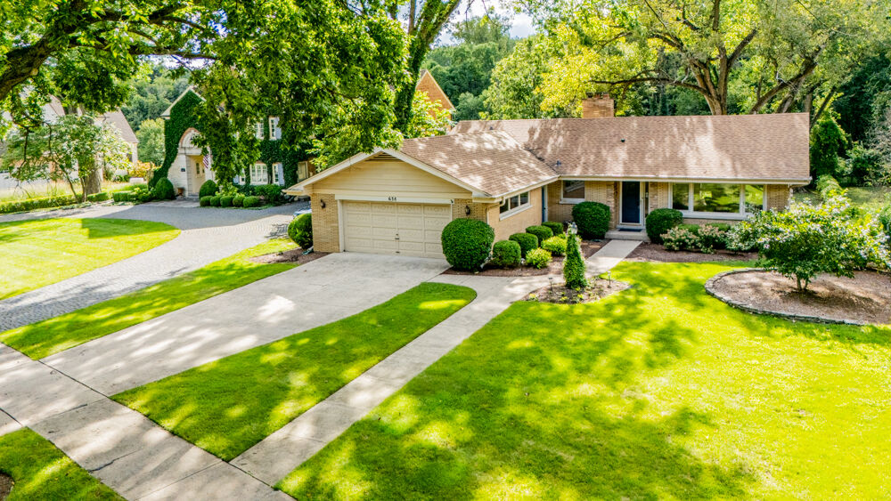 Property Photo:  638 N Edgewood Avenue  IL 60526 