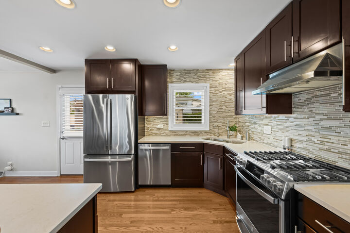 Property Photo:  21 W Bradley Street  IL 60016 