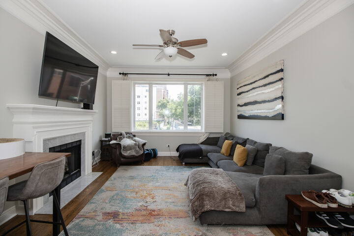 Property Photo:  323 W Schiller Street 1W  IL 60610 