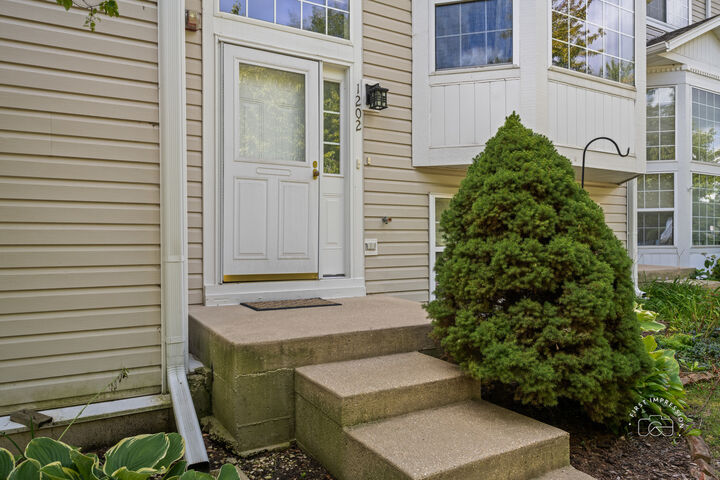 Property Photo:  1202 Fox Hill Lane  IL 60542 