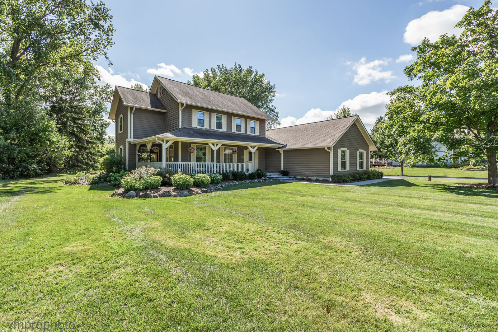 Property Photo:  4 Bent Tree Court  IL 60047 
