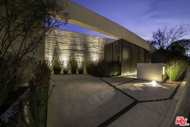 Property Photo:  9006 Thrasher Avenue  CA 90069 