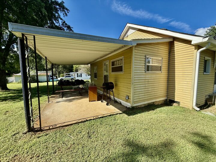 Property Photo: 321 Spring St TN 37183