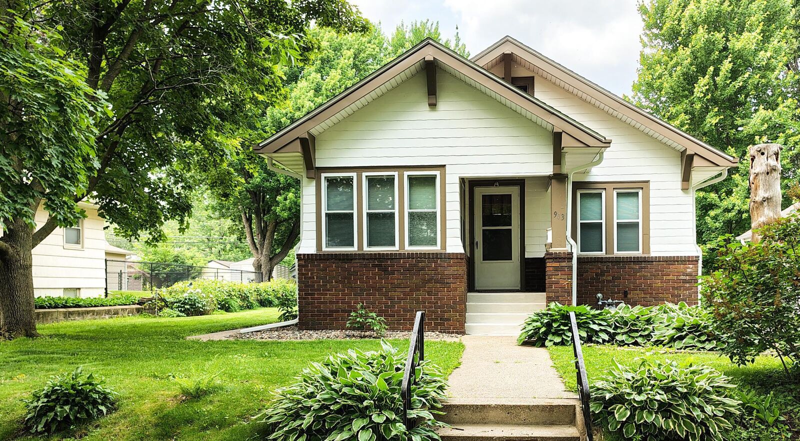 Property Photo: 913 Ottawa Avenue MN 55118