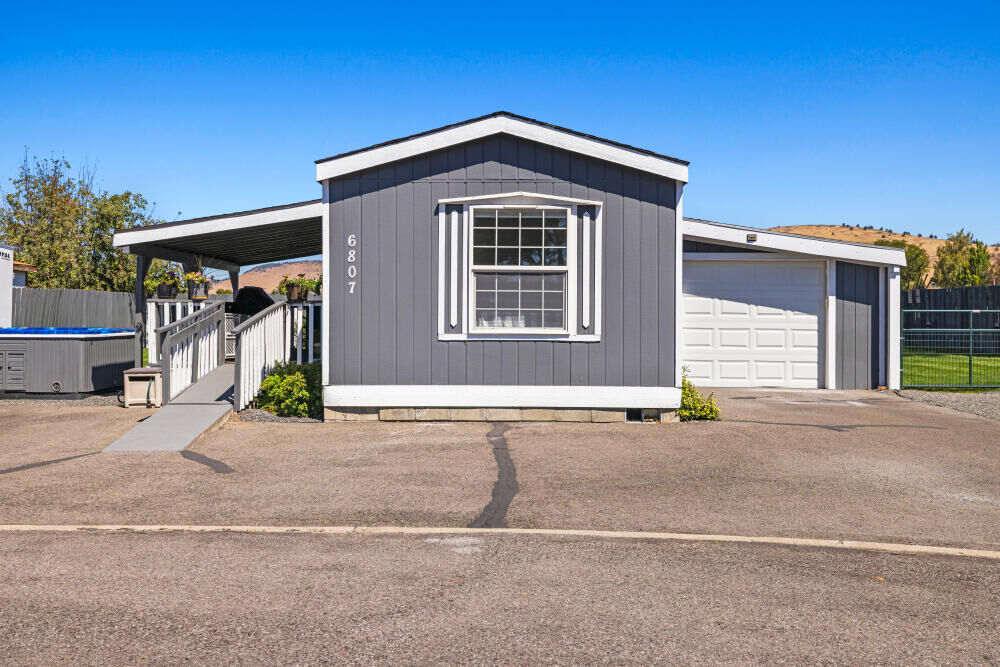 Property Photo: 6807 Waggoner Court OR 97603