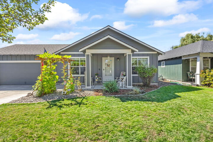Property Photo: 3132 SW Indian Place OR 97756