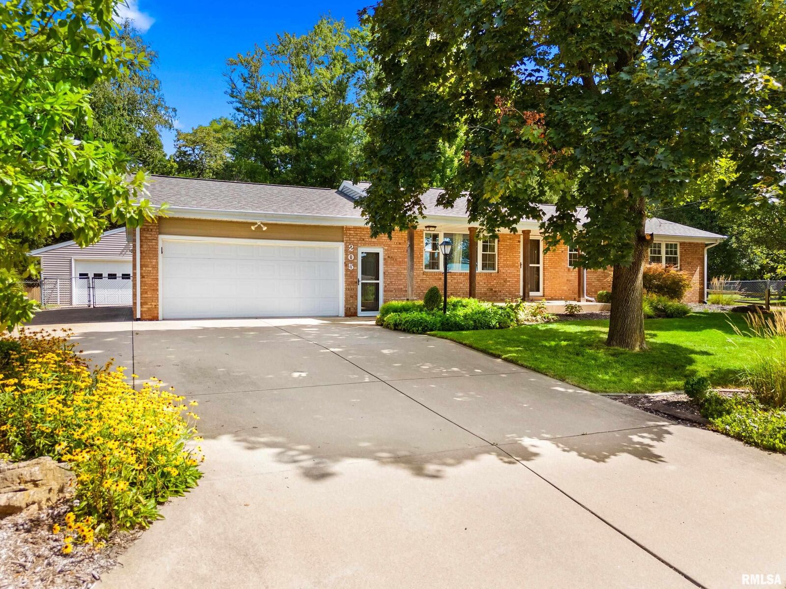 Property Photo:  205 Northshore Drive  IL 61550 