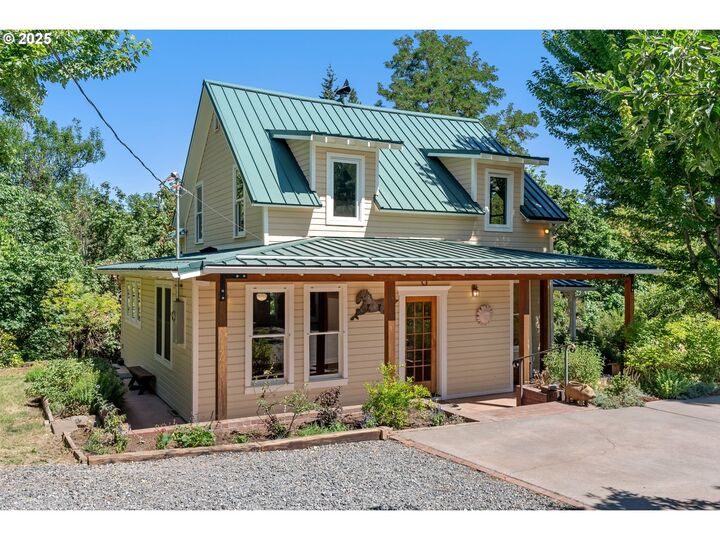 Property Photo: 951 Mosier Creek Rd OR 97040