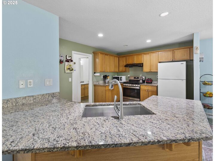Property Photo: 4417 Mackinaw Ave SE OR 97322