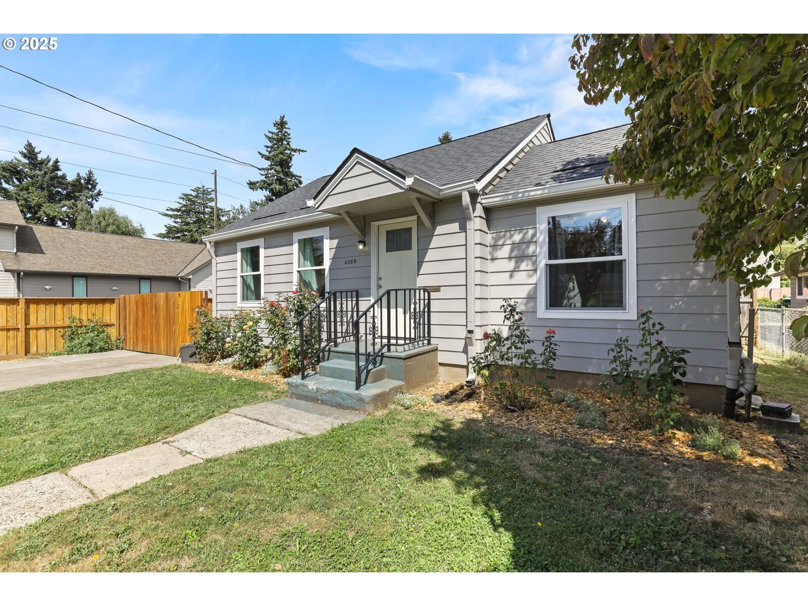 Property Photo: 4025 SE Llewellyn St OR 97222