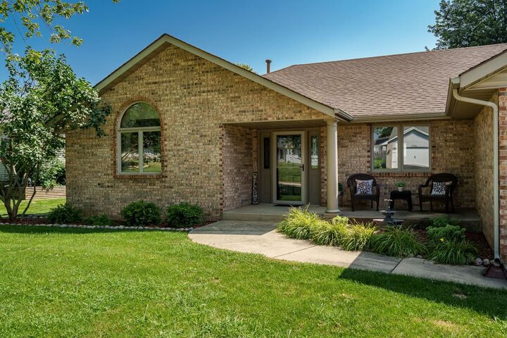 Property Photo: 1007 Brittania Way IL 61108