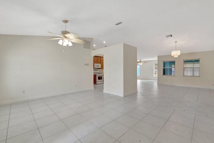 Property Photo: 189 SE Floresta Drive FL 34983