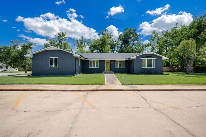 Property Photo: 403 W 4th St KS 67056