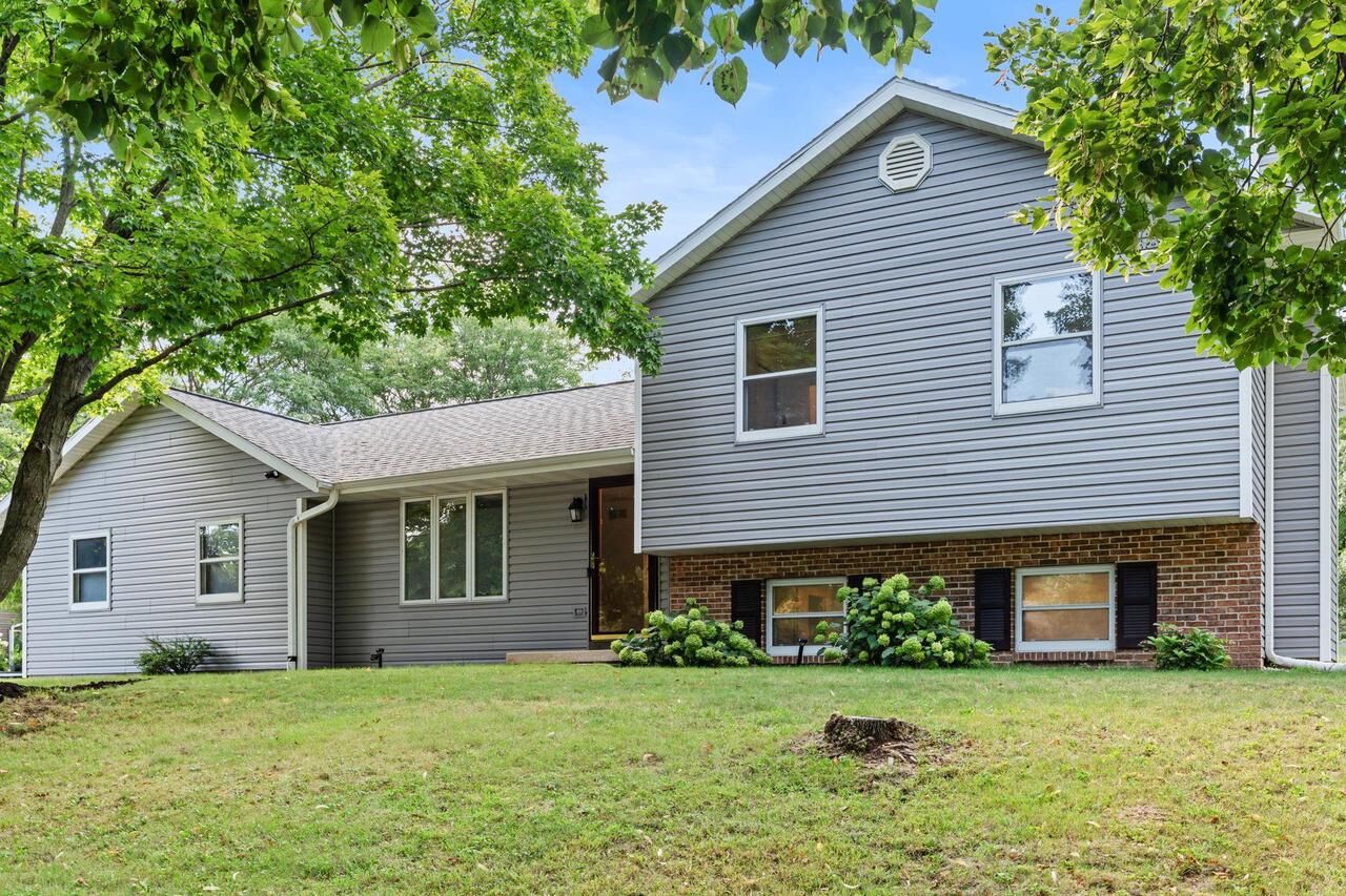 Property Photo: 7802 West Oakbrook Circle WI 53717