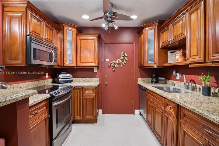 Property Photo: 5900 NE 22nd Way 802 FL 33308
