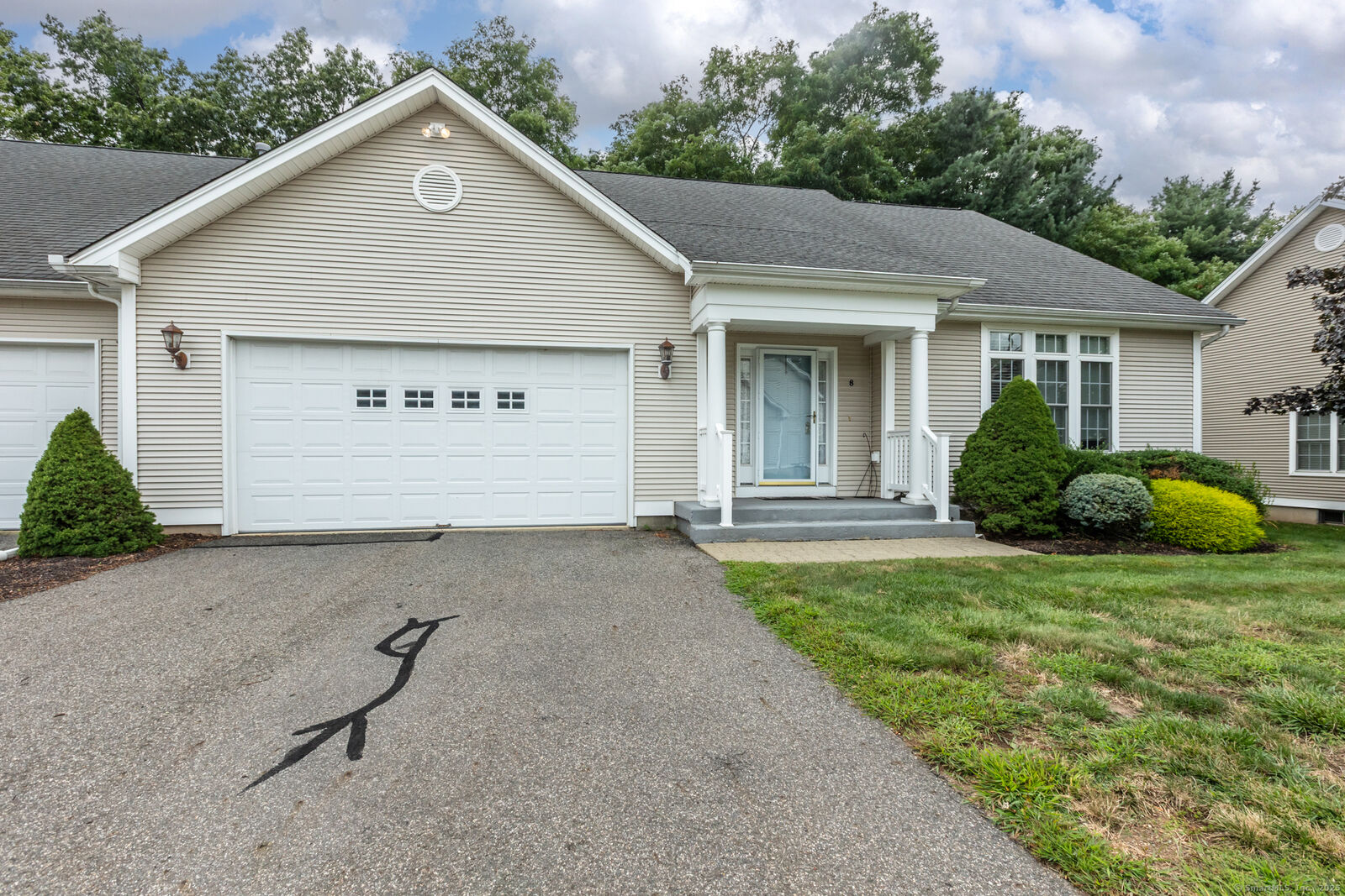 Property Photo: 8 Dobson Commons Circle 8 CT 06066