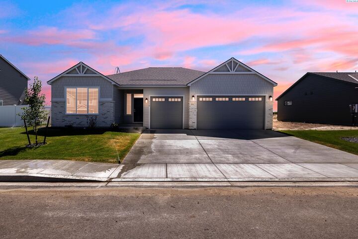 Property Photo:  310 Amberly Ave  WA 98930 