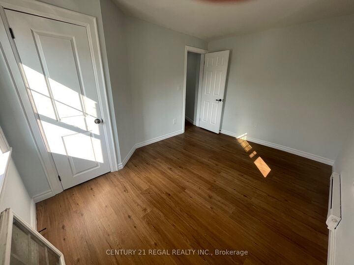 Photo de la propriété:  215 B Queen Street S  ON L5M 1L6 