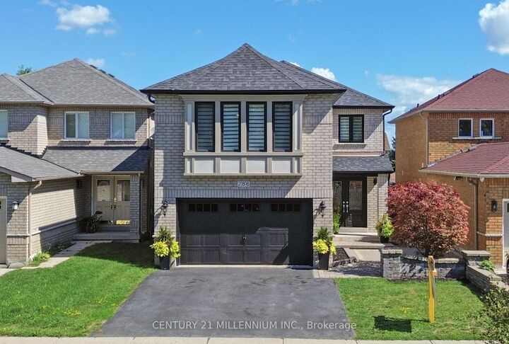 Photo de la propriété: 286 Royalpark Way ON L4H 1J8