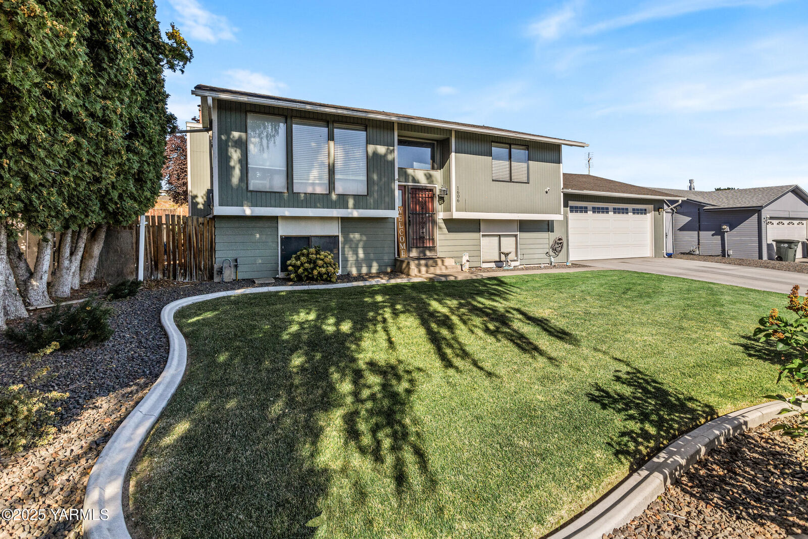 Property Photo: 1606 S 74th Ave WA 98908