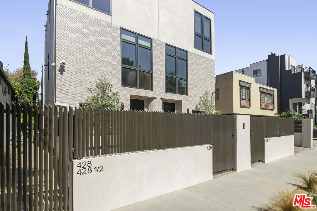 Property Photo: 426 1/2 Arnaz Dr CA 90048