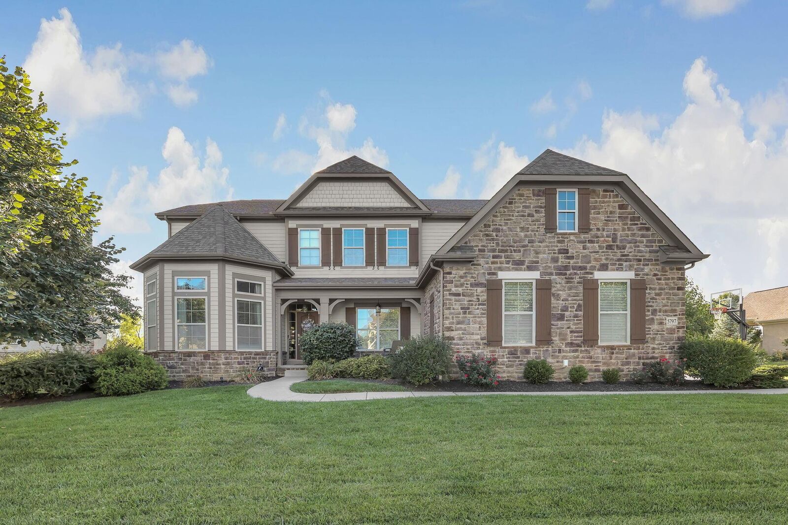 Property Photo: 5797 Glendavon Loop OH 43016