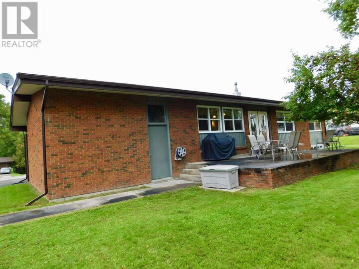 Property Photo: 52 Ross St ON P8N 1V1