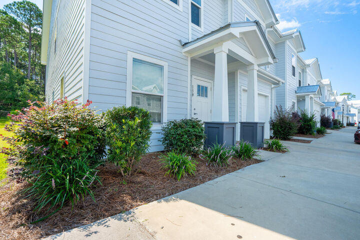 Property Photo: 139 Date Palm Lane FL 32439