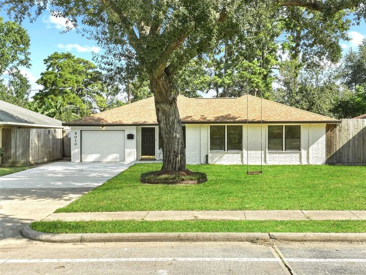 Property Photo: 5010 W 43rd Street TX 77092