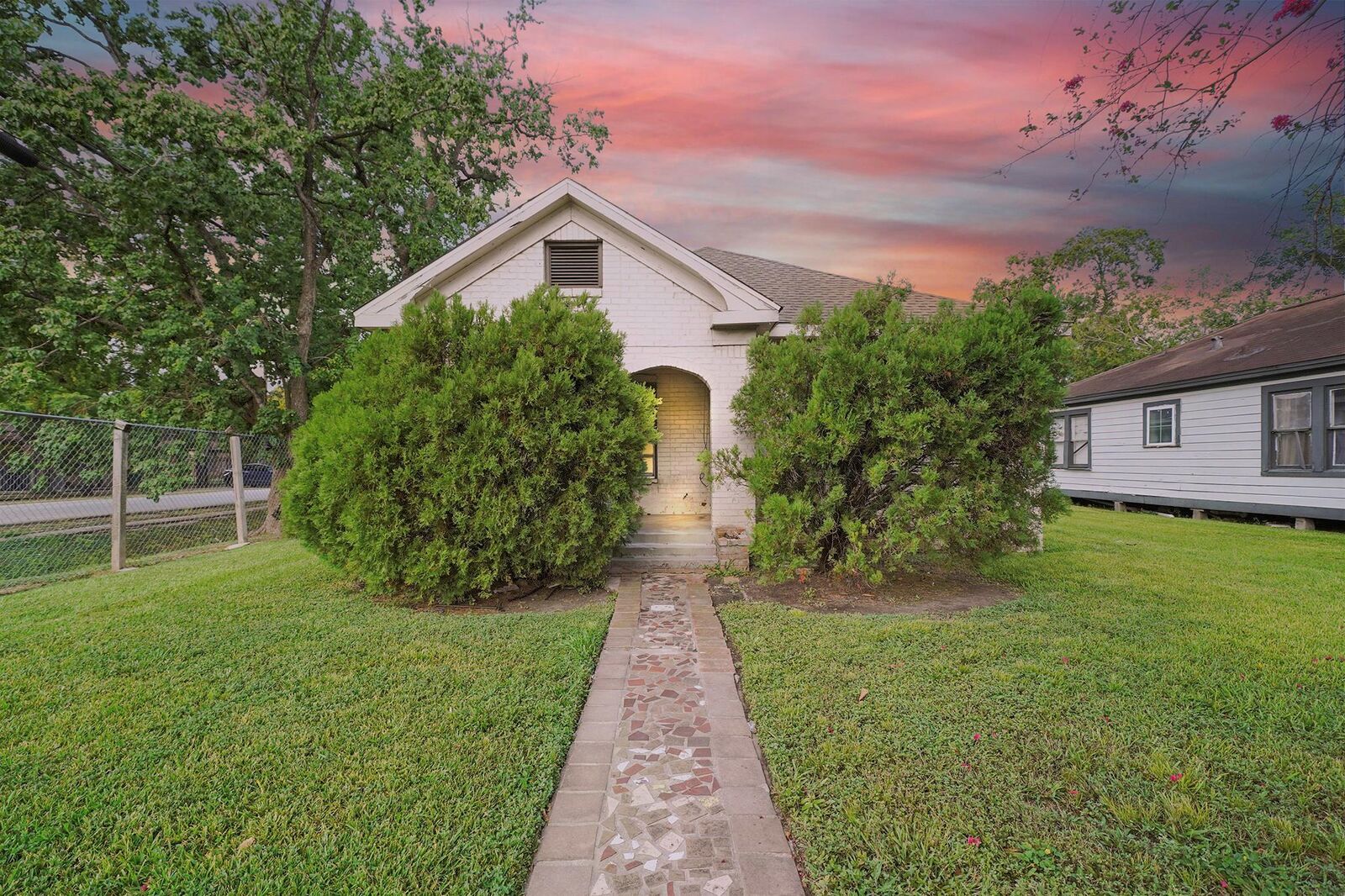 Property Photo: 5307 Crane Street TX 77026