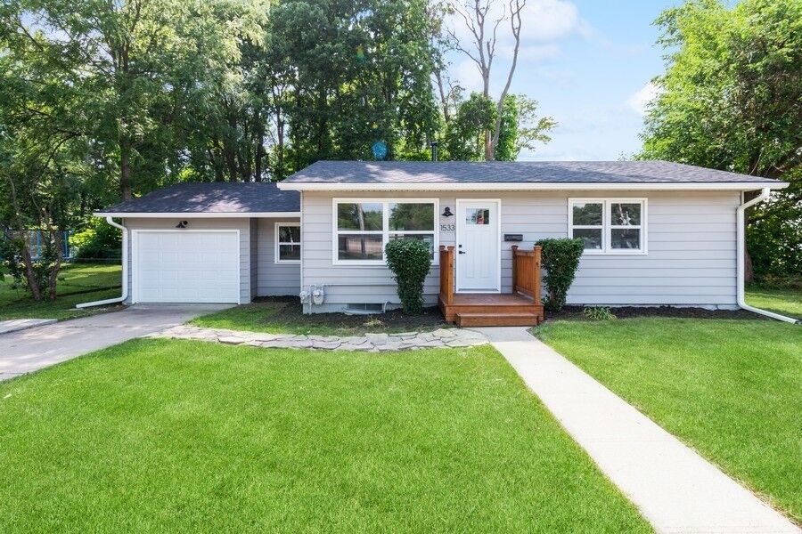 Property Photo:  1533 Ridgewood Avenue  IA 50010 