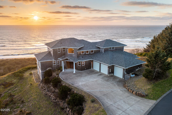 Property Photo: 5355 Haystack Drive OR 97149