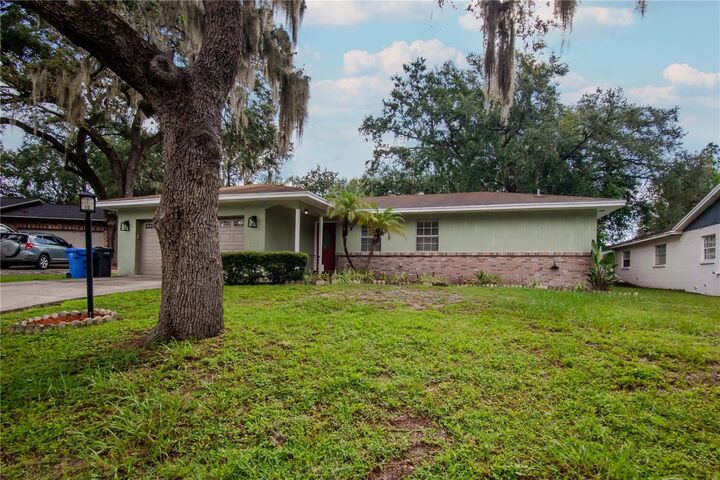 Property Photo: 2209 Boxwood Way FL 33511