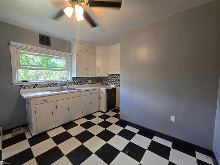 Property Photo: 901 N Oak Street MI 48429
