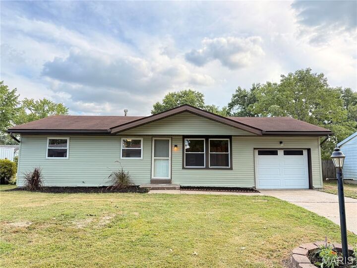 608 Saint Peter Drive  Godfrey IL 62035 photo
